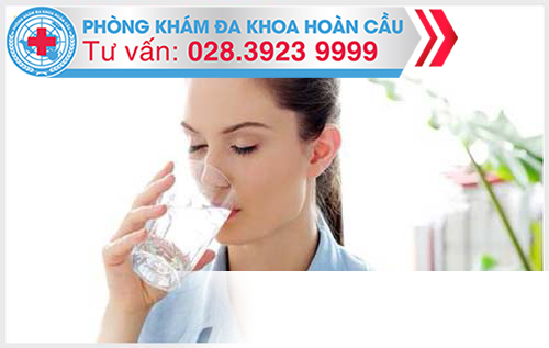Uống đủ nước giúp ngăn ngừa bệnh trĩ hiệu quả
